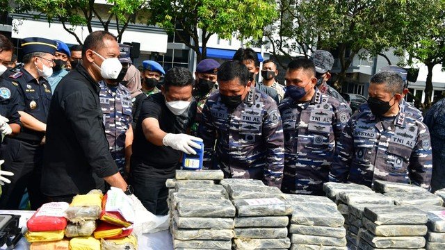 TNI AL Gagalkan Penyelundupan Kokain dan Sabu di Dua Lokasi