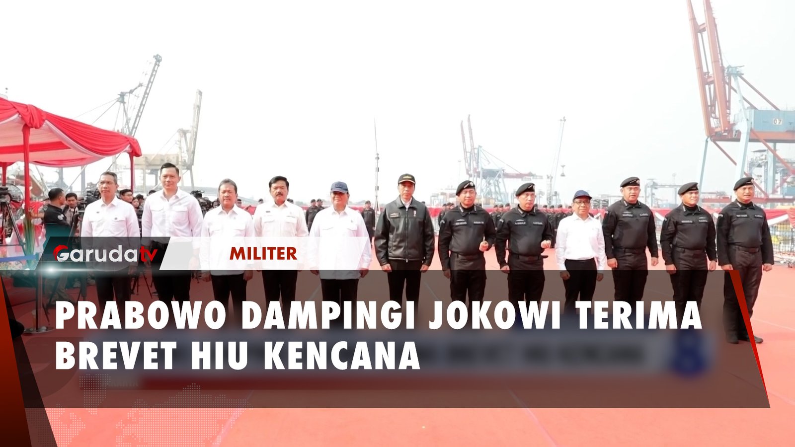 Momen Prabowo Dampingi Jokowi Terima Brevet Hiu Kencana