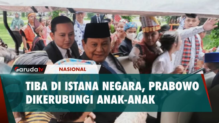 Prabowo Subianto Dikerubungi Anak-Anak Saat Tiba di Istana Negara