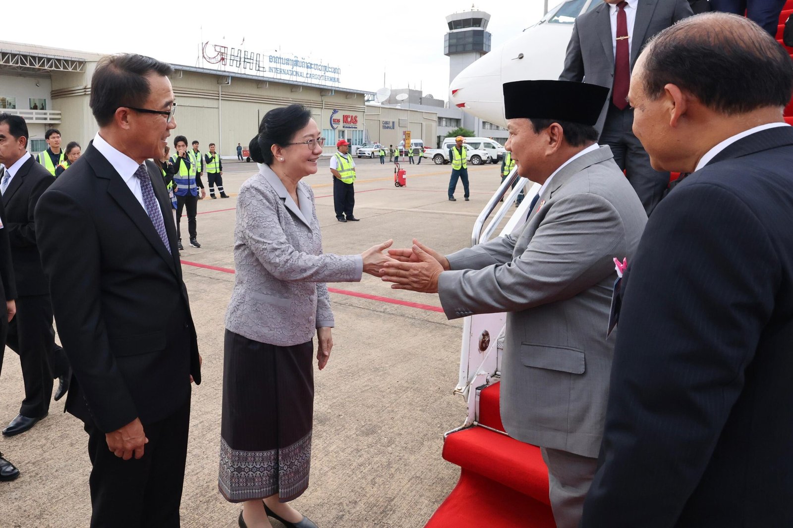 VIENTIANESE - Setelah kunjungannya di Brunei, Menteri Pertahanan Republik Indonesia, Prabowo Subianto, tiba di Bandara Internasional Wattay, Vientiane, Laos, pada Kamis (5/9) pukul 20.00 waktu setempat. Kunjungan ini merupakan bagian dari rangkaian kunjungan kerjanya ke Republik Demokratik Rakyat Laos. Setibanya, Menhan Prabowo disambut dengan hangat oleh Menteri dan Kepala Kantor Presiden Laos, Mme. Khemmani Pholsena, serta Duta Besar RI untuk Laos, Grata Endah Werdaningtyas, dan Atase Pertahanan Kolonel Edo Edward Trinata Rambe. Menhan Prabowo langsung menuju Hotel Souphattra Heritage dan disambut oleh sejumlah pejabat dari KBRI Vientiane, termasuk Minister Counsellor Achmad Dahlan, Counsellor Aik Retno Utari, dan Sekretaris I Alfani. Pada pagi ini, Menhan Prabowo dijadwalkan melakukan kunjungan kehormatan kepada Presiden Laos, Yang Mulia Thongloun Sisoulith, sekitar pukul 09.00 waktu setempat. Kunjungan ini akan dilanjutkan dengan pertemuan bersama Perdana Menteri Sonexay Siphandone. Kunjungan ini diharapkan dapat mempererat hubungan bilateral antara Indonesia dan Laos, terutama dalam bidang pertahanan.