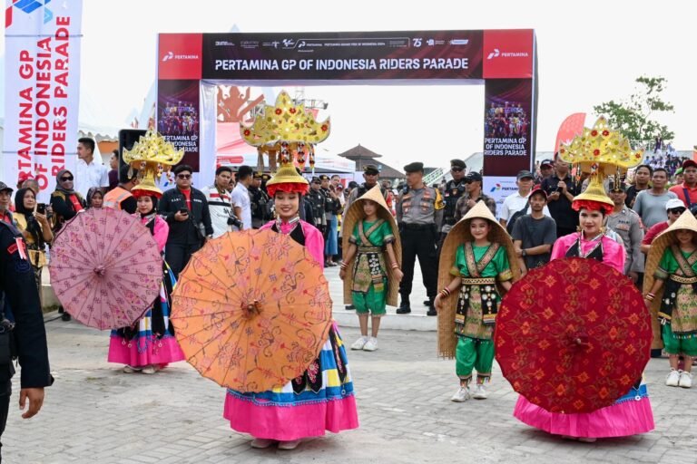 Parade Pembalap Pertamina Grand Prix of Indonesia 2024 Disambut Antusias, Jadi Kebanggaan Masyarakat Lombok