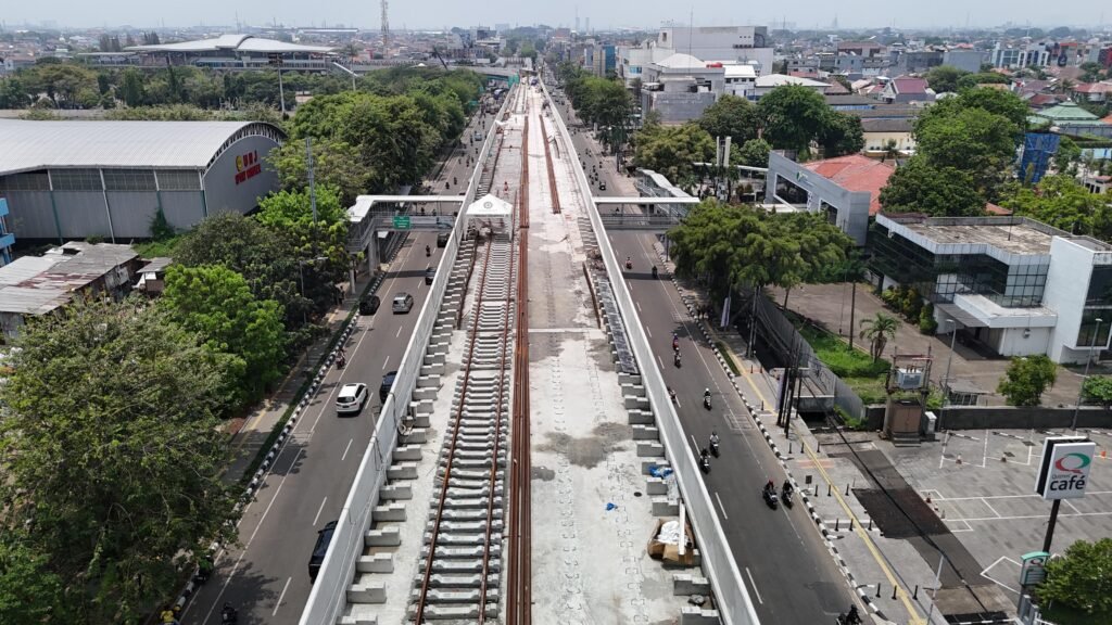 Progres Signifikan Pembangunan LRT Jakarta Fase 1B: Uji Coba Jalur Segera Dimulai