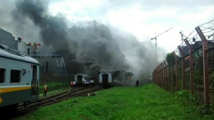 Kereta Walahar Anjlok, Asap Gelap Menggumpal di Belakang