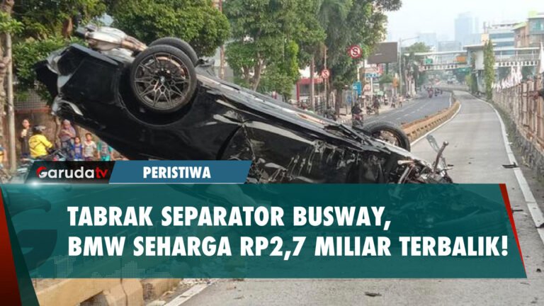 Tabrak Separator Busway, BMW Ini Terbalik di Jalan!