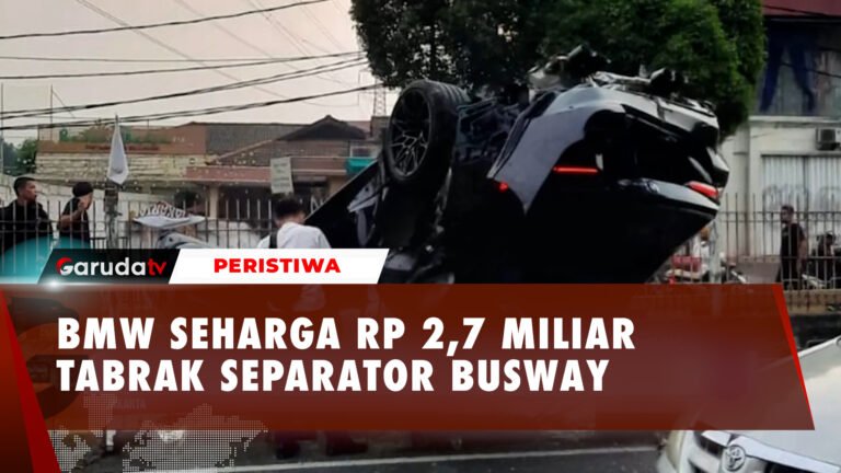 Kecelakaan Mewah! BMW Rp 2,7 Miliar Tabrak Separator Busway