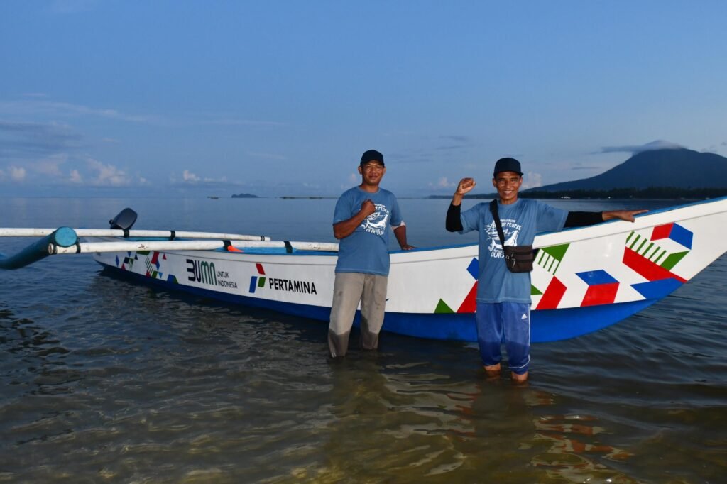 Pertamina dan Pandu Laut Nusantara Kolaborasi Serahkan Bantuan Kapal untuk Nelayan Natuna