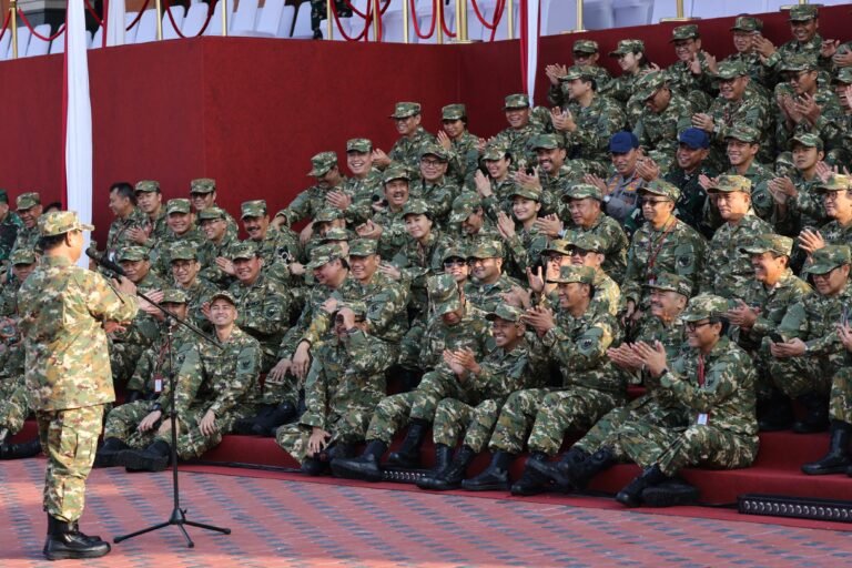 Presiden Prabowo Buka Retreat Kabinet Merah Putih dengan Latihan Kedisiplinan di Akademi Militer