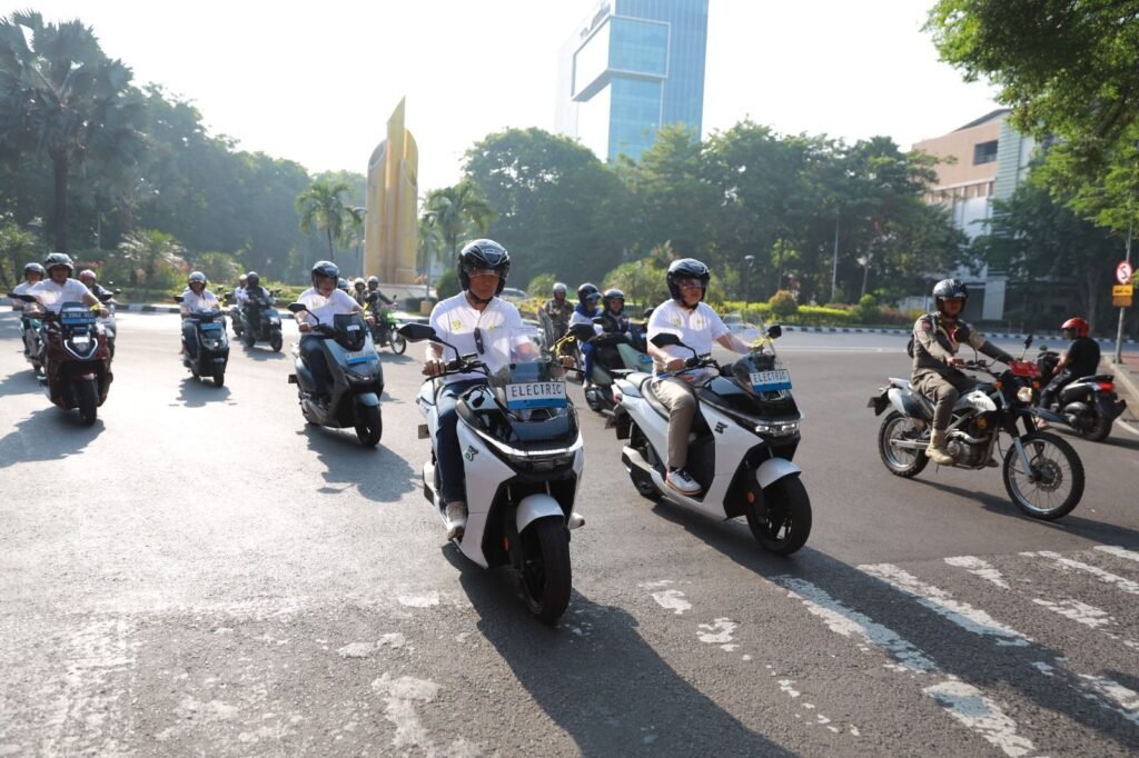 Rayakan Hari Listrik Nasional, PLN Pecahkan Rekor Konvoi Motor Listrik Terbesar dan Perkuat Ekosistem EV di Jawa Timur 2 Rayakan Hari Listrik Nasional, PLN Pecahkan Rekor Konvoi Motor Listrik Terbesar dan Perkuat Ekosistem EV di Jawa Timur