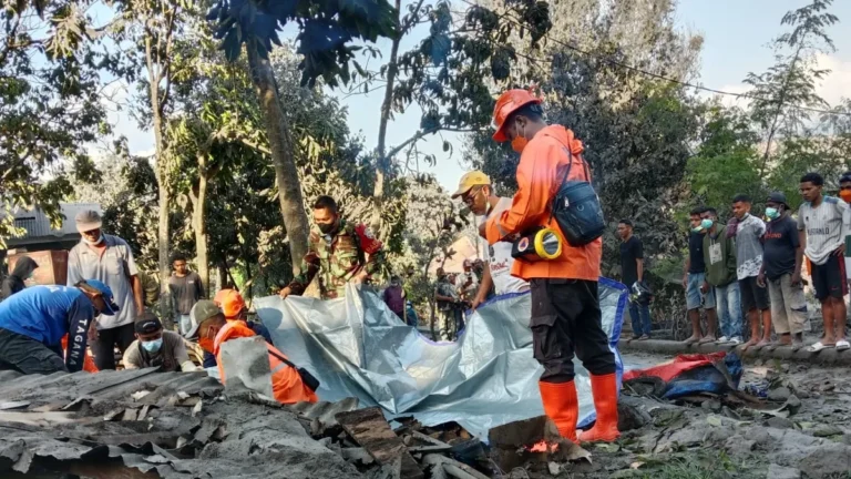 Letusan Gunung Lewotobi Laki-laki, Kampung di Flores Timur Porak-poranda