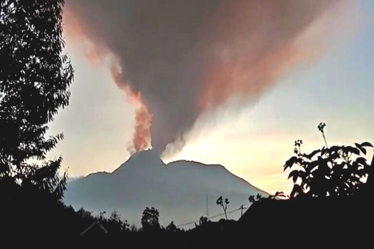 Pemerintah Tetapkan Zona Aman 7 Kilometer Pasca Erupsi Gunung Lewatobi Laki-Laki