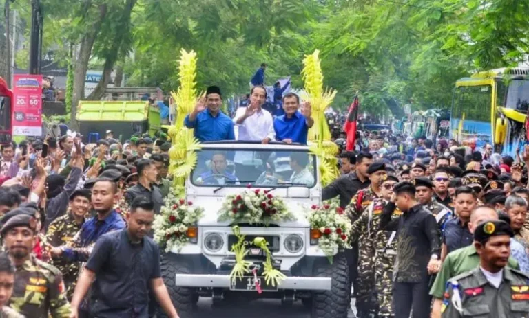 Warga Antusias Sambut Jokowi di Kampanye Luthfi-Gus Yasin Purwokerto