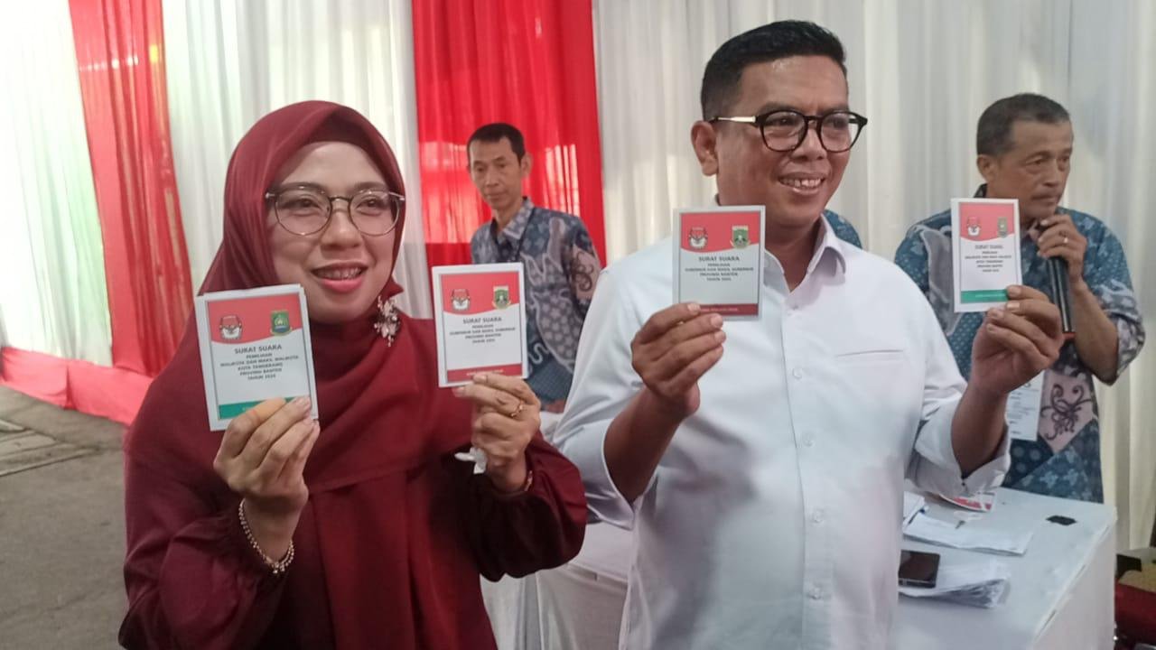 Ditemani Istri, Andra Soni Nyoblos di TPS 29