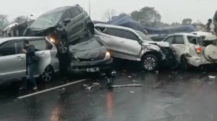 Truk Pengangkut Kardus Alami Kecelakaan, Ruas Tol Cipularang KM 92 Ditutup