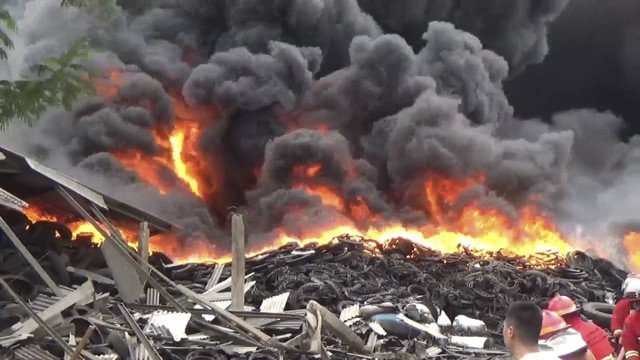 Kebakaran Tempat Penampungan Ban Bekas di Cianjur, 6 Unit Damkar Diterjunkan