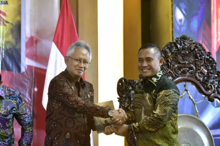 Kepala Badan Nasional Penanggulangan Terorisme (BNPT) Komjen Pol. Eddy Hartono (kanan) menyerahkan secara simbolis buku seri "Tercerahkan dalam Kedamaian" kepada Menteri Pendidikan Tinggi, Sains, dan Teknologi (Mendiktisaintek) Satryo Soemantri Brodjonegoro (kiri) (ANTARA)