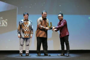 Direktur Utama BUMN holding sektor pertambangan MIND ID Hendi Prio Santoso mendapat penghargaan dalam acara Kumparan Award Impact Makers 2024 (ANTARA)