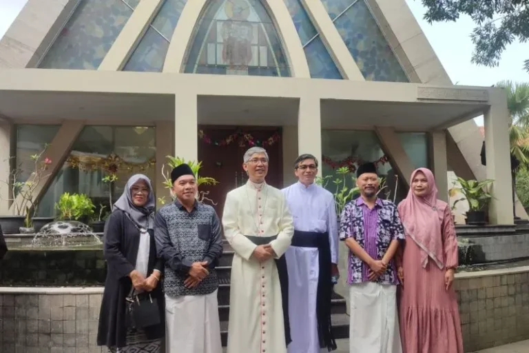 Romo Keuskupan Agung Semarang bersama para tokoh lintas agama saat "open house" Natal 2024 (ANTARA)