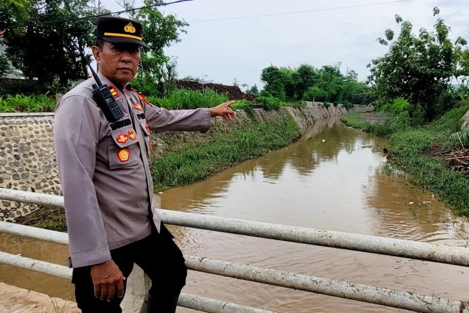 Kapolsek Kendit, Polres Situbondo, Jawa Timur, Iptu Pol Harsono tunjukkan sungai yang terjadi pendangkalan karena ditanami rumput gajah. (ANTARA)