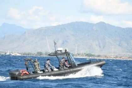 Kapal TNI AL dari Lanal Banyuwangi (ANTARA)