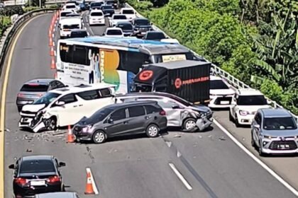 Breaking News: Kecelakaan Beruntun di Tol Dalam Kota, 6 Kendaraan Rusak Parah