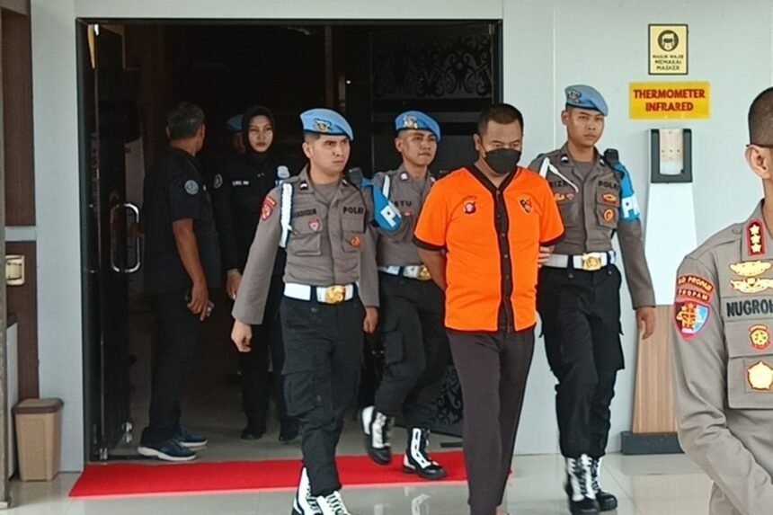 Brigadir Anton saat digiring aparat ke lokasi konferensi pers di Lobi Markas Polda Kalteng, Palangka Raya (Kompas.com)