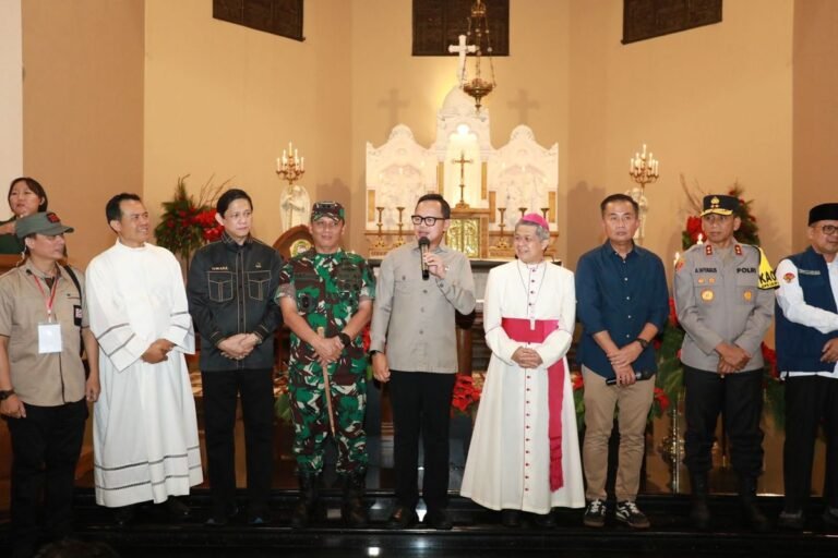 Bima Arya Kunjungi Gereja di Bandung (Dok. Kemendagri)