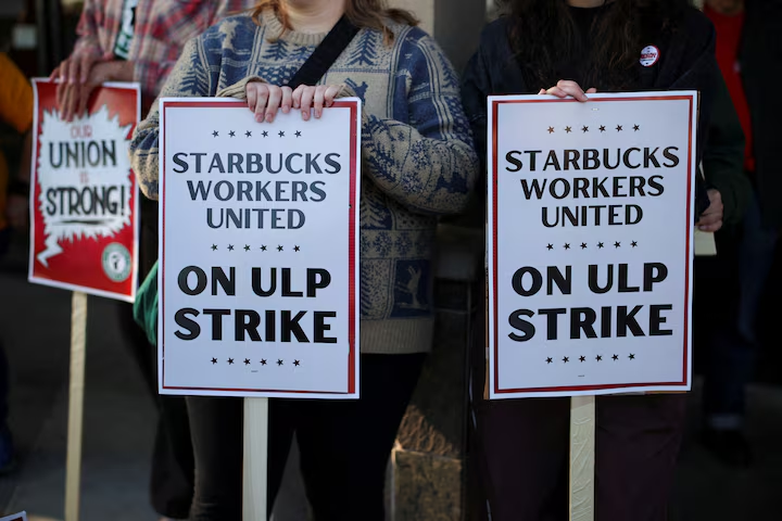 Aksi di depan Starbucks di Burbank, California, A.S (Dok. Reuters)