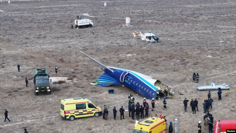 Azerbaijan Airlines di lokasi kecelakaan di Kota Aktu, Kazakshtan (Dok. Reuters)