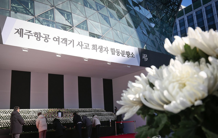 Balai Kota Seoul, 31 Desember 2024, pemberian penghormatan kepada para korban kecelakaan pesawat Jeju Air. (Dok. Yonhap)