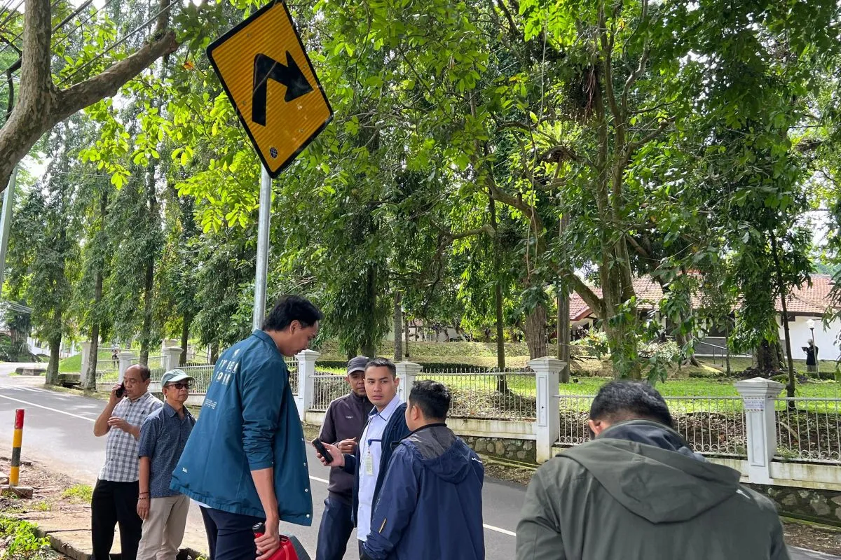 Badan Pengelola Transportasi Jabodetabek (BPTJ) Kementerian Perhubungan melengkapi jalur alternatif menuju puncak dengan memasang rambu pendahulu hingga alat penerangan jalan. (Humas BPTJ Kemenhub)