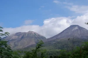 Gunung Lewotobi Laki-laki beradapada tingkat aktivitas Siaga. (ANTARA)