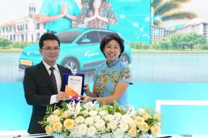 Global CEO of Xanh SM, Nguyen Van Thanh (kiri) Direktur & Chief Enterprise Business and Corporate Affairs Officer XL Axiata, Yessie D. Yosetya (kanan). (Dok. Istimewa)