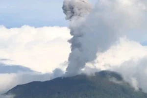 Erupsi Gunung Ibu di Halmahera Barat (ANTARA)