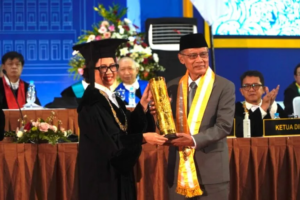 Haedar Nashir menerima Anugerah Hamengkubuwono IX tahun 2024 di UGM (Dok. Istimewa)