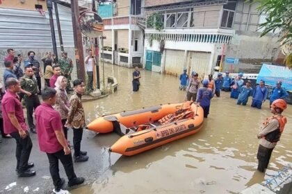 Wakil Presiden RI Gibran Rakabuming Raka (tiga kiri) meninjau warga terdampak banjir di Bidara Cina, Cawang, Jakarta Timur (28/11) (ANTARA)
