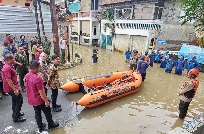 Wakil Presiden RI Gibran Rakabuming Raka (tiga kiri) meninjau warga terdampak banjir di Bidara Cina, Cawang, Jakarta Timur (28/11) (ANTARA)