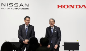 Makoto Uchida, presiden dan CEO Nissan Motor, dan Toshihiro Mibe, presiden dan CEO Honda Motor