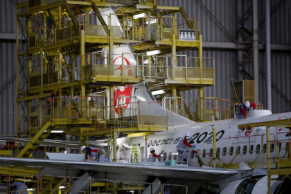 Pekerja pemeliharaan pesawat Japan Airlines (JAL) di hanggar bandara Haneda di Tokyo, Jepang (Dok. Reuters)