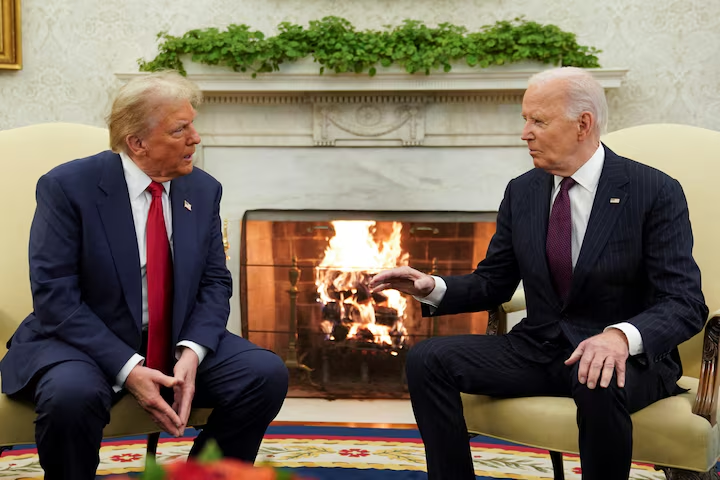 Presiden AS Joe Biden bertemu dengan Presiden terpilih Donald Trump di Ruang Oval Gedung Putih di Washington (Dok. Reuters)