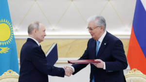 Presiden Rusia Vladimir Putin (kiri) dan Presiden Kazakhstan Kassym-Jomart Tokayev (Dok. Istimewa)