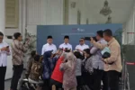 Menteri Agama Nasaruddin Umar (tengah) saat memberikan keterangan pers di Istana Kepresidenan Jakarta (ANTARA)