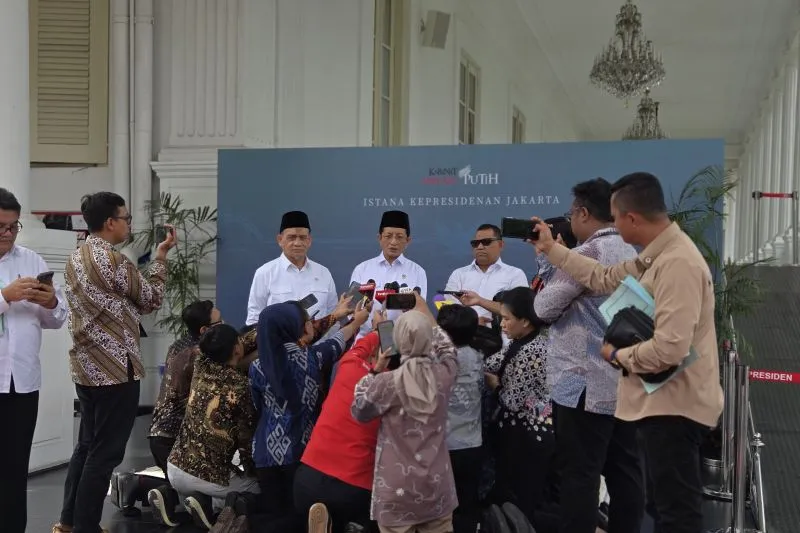 Menteri Agama Nasaruddin Umar (tengah) saat memberikan keterangan pers di Istana Kepresidenan Jakarta (ANTARA)