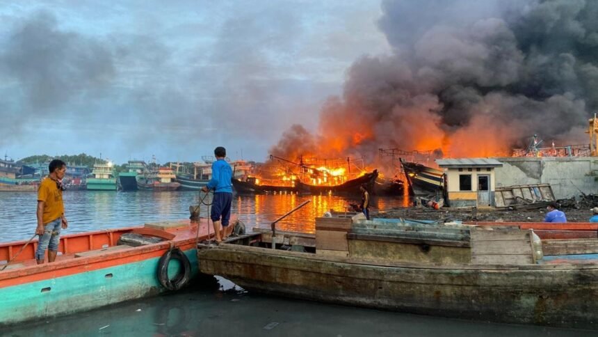 Kebakaran 15 Kapal Nelayan di Tegal, Jumat (27/12) (Dok. Istimewa)