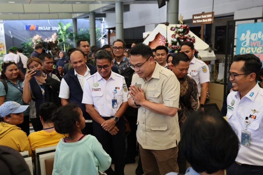 Wakil Menteri Komunikasi dan Informatika Digital Angga Prabowo Menyapa Warga saat Berkunjung ke Stasiun Pasar Senen, Jakarta, pada Jumat (27/12) (Dok. Istimewa)