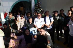 Wamenkomdigi Disambut Hangat Warga saat Kunjungi Stasiun Senen pada Jumat (27/12) (Dok. Istimewa)