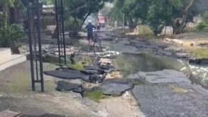 Aspal Jalan di Kabupaten Tuban Terkelupas Setelah Sehari Diaspal (Detik.com)