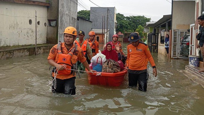 Evakuasi Banjir di Makassar (Detik)