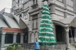 Potret Pohon Natal Setinggi 5 Meter dari Botol Bekas di Gereja Katedral St. Maria Kota Palembang, Sumatera Selatan (ANTARA)