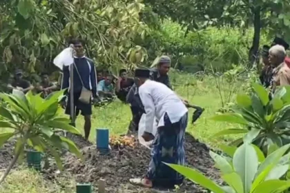 Pemakaman dua warga Bojonegoro yang meninggal dunia usai makan belalang setan (JTV)