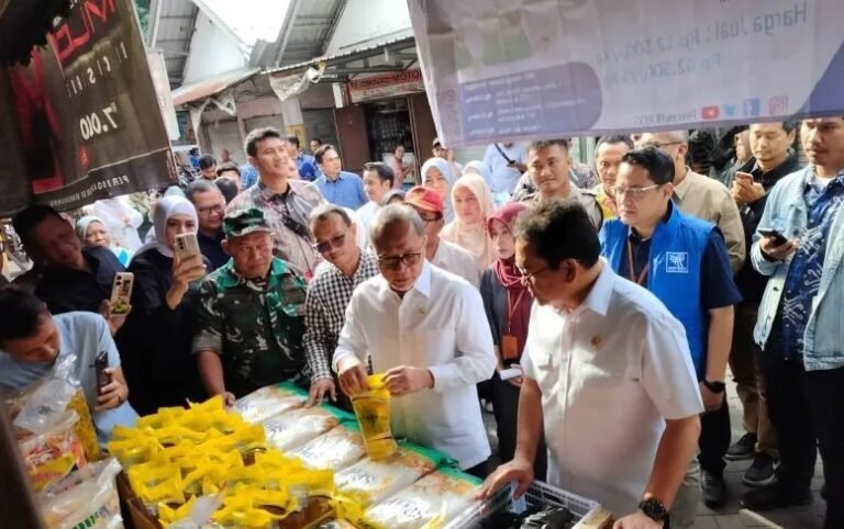 Kunjungan Zulkifli Hasan di Pasar Dukuh Kupang, Surabaya, Jawa Timur, Jumat (20/12) (ANTARA)